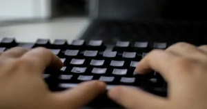 شخص محترف يستخدم اختصارات لوحة المفاتيح لزيادة سرعة العمل والإنتاجية