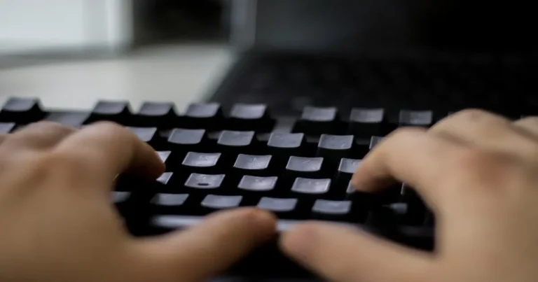 شخص محترف يستخدم اختصارات لوحة المفاتيح لزيادة سرعة العمل والإنتاجية