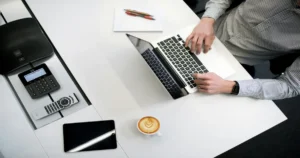 شخص يعمل باحترافية في العمل الحر لتحقيق دخل مالي من الإنترنت